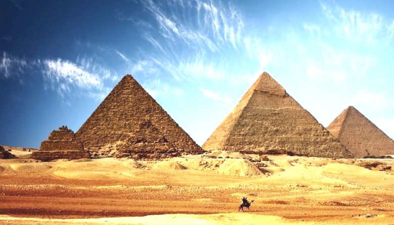 Pyramides de Gizeh sous les angles les plus étonnants