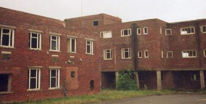 Un médecin fantôme marche dans les couloirs d'un hôpital abandonné