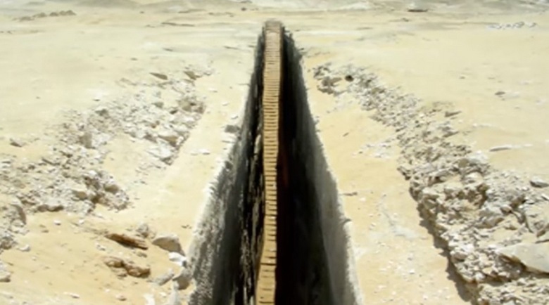 Sous le plateau de Gizeh en Égypte, on trouve un escalier qui va sous terre et d'autres artefacts