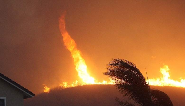 Une vidéo incroyable avec une tornade d'incendie abattue au Portugal