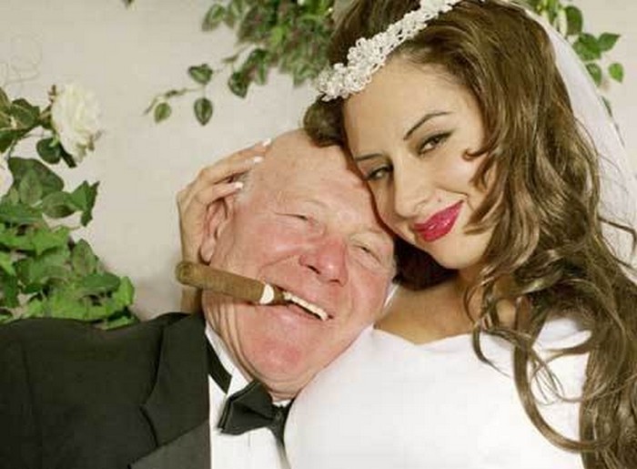 Un millionnaire âgé a épousé sa petite-fille