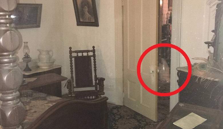 Un fantôme bizarre est apparu devant la porte.