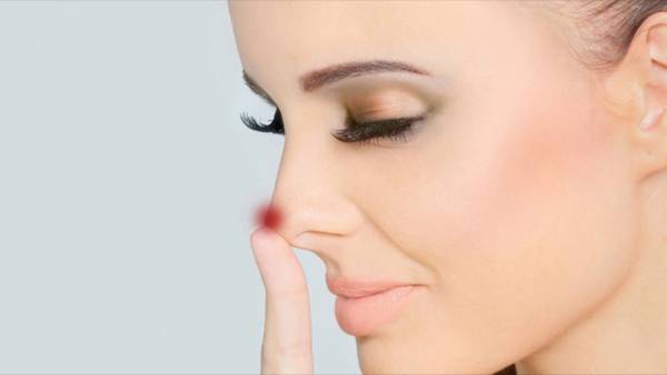 un bouton sur le nez 