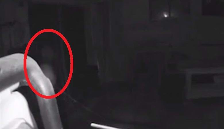 Le fantôme a frappé la caméra de surveillance dans l'appartement de l'Américain