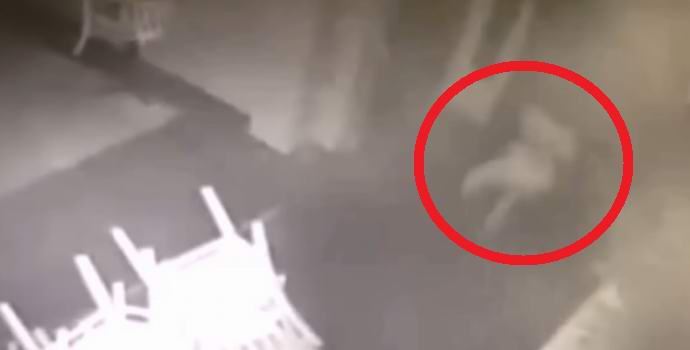 Le fantôme de la fille est monté sur la caméra de surveillance