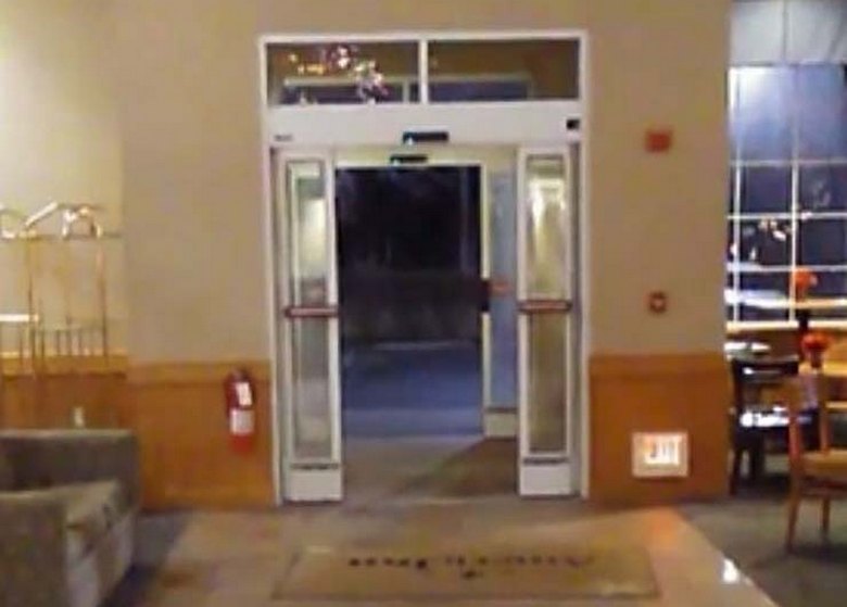 Le fantôme ouvre et ferme les portes d'entrée de l'hôtel