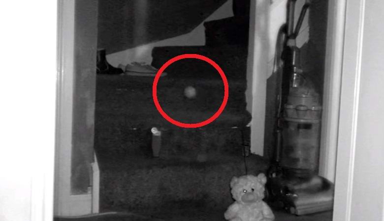 Le fantôme d'un enfant lance une balle depuis les escaliers dans une vidéo inquiétante