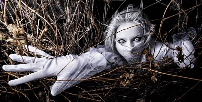 Le fantôme d'un enfant se joue devant la caméra