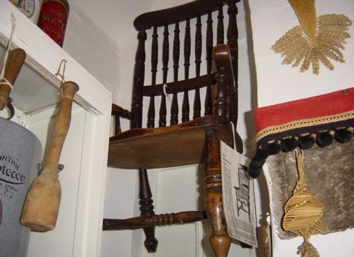 Une chaise maudite tue tous ceux qui y sont assis.