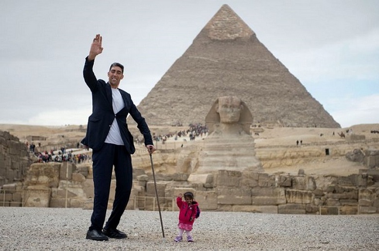 L'homme le plus grand et la plus petite femme du monde se sont enfin rencontrés.