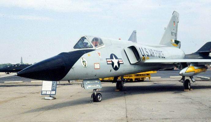 Un avion volant mystiquement et atterrissant sans pilote