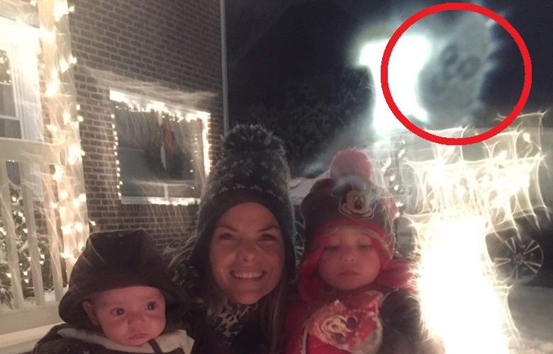 La famille a accidentellement photographié un joyeux fantôme de Noël.