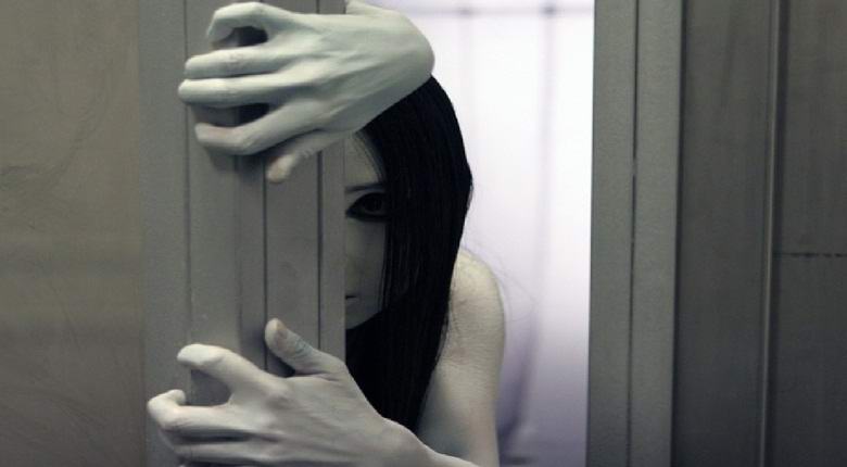 Photographié un fantôme devant la porte