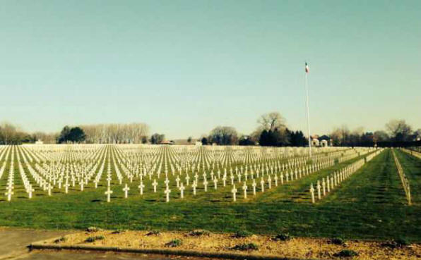 Un écolier a pris une photo d'un fantôme gardant les tombes des soldats