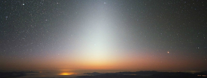 Pyramide brillante dans la lumière du crépuscule