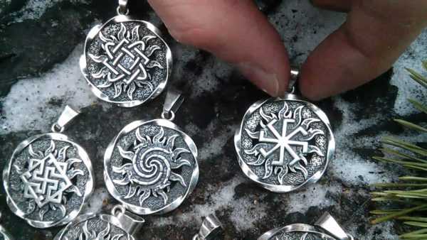 Amulettes slaves en argent 