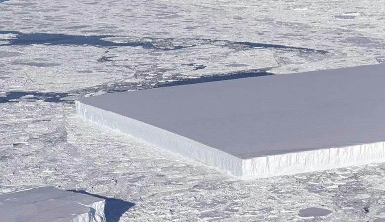 Un instantané d'un iceberg rectangulaire a frappé Internet