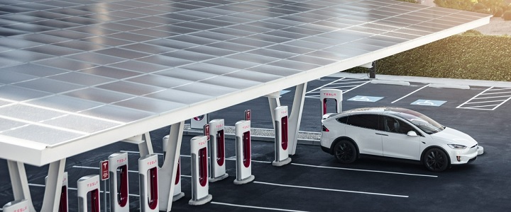 La station de nouvelle génération de Tesla facture 1 500 voitures électriques par jour (VIDEO)