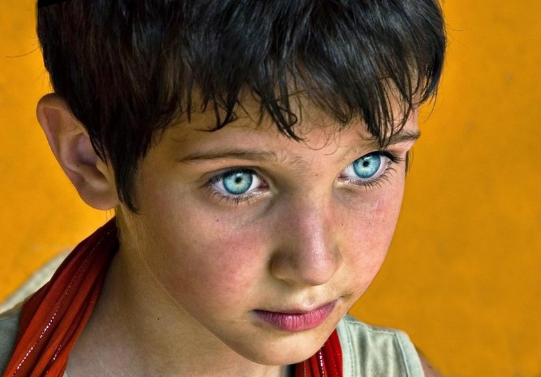 Des enfants étranges aux yeux bleus