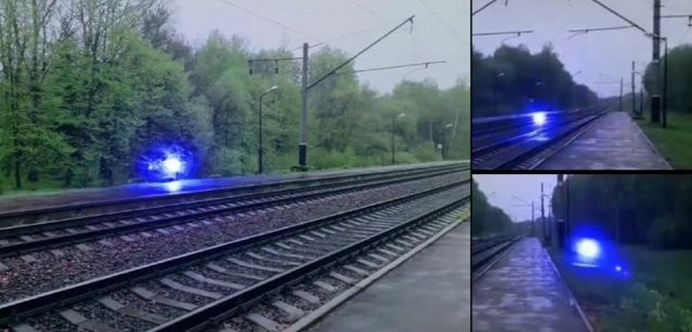 Une étrange boule lumineuse bleue survole le chemin de fer, puis explose.