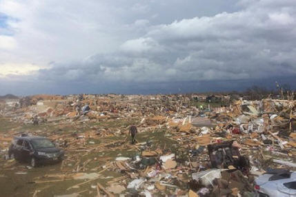 Un Américain a tourné une vidéo unique à partir d'un entonnoir de tornade