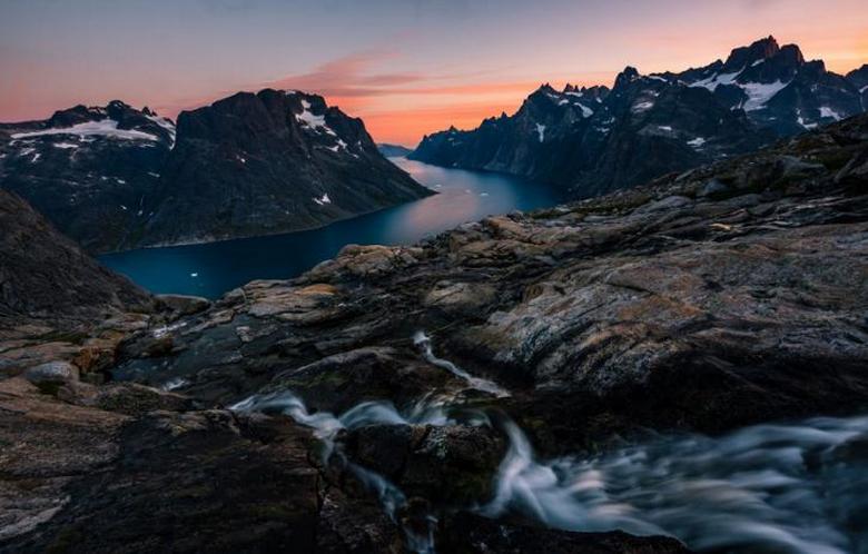 Les scientifiques ont découvert des zones sombres sur la calotte glaciaire du Groenland, sous lesquelles la neige fond intensément