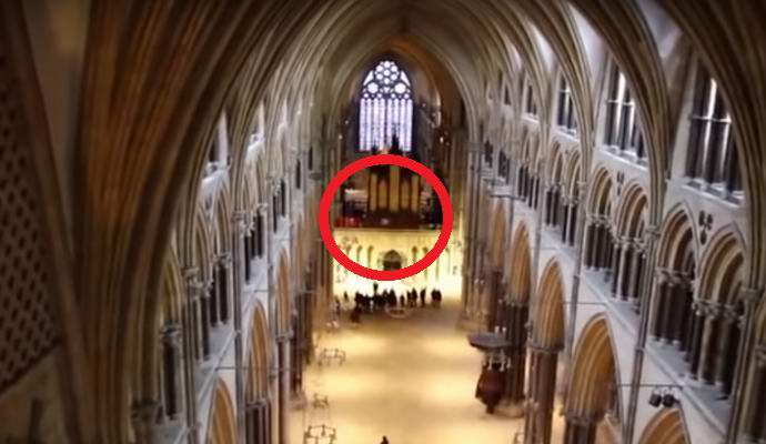 Un fantôme a été filmé dans une cathédrale anglaise