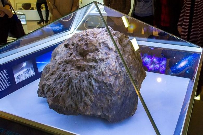Au musée de Tcheliabinsk, un dôme s'est élevé spontanément au-dessus d'un fragment d'une météorite de 2013