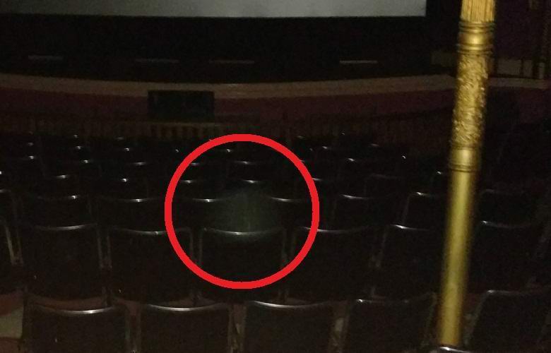 Dans le cinéma a filmé un spectateur fantomatique