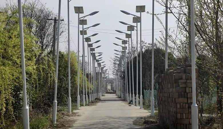 En Chine, un grand nombre de lampadaires ont été installés sur la route du village pour déjouer les fonctionnaires.