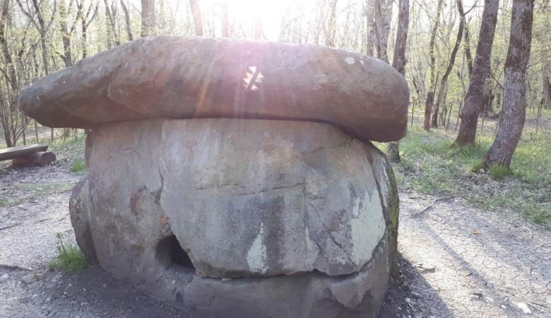 Dans le dolmen du territoire de Krasnodar mystiquement illuminé