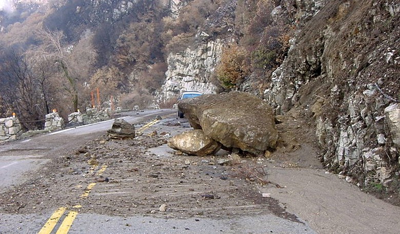 En Crimée, les glissements de terrain sur les routes de montagne sont chose courante