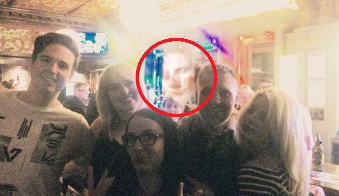 Un visage fantomatique a été photographié dans un pub de Liverpool