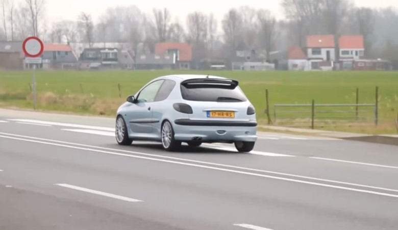 Aux Pays-Bas, des marquages ​​ont été faits sur la route, en passant par lesquels la musique sonne