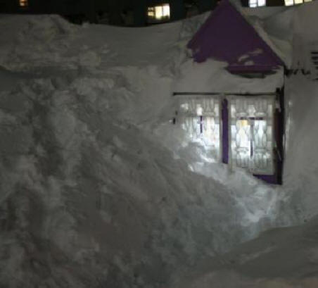A Norilsk, la neige a recouvert 1 étages d'immeubles, de magasins, de voitures et s'est glissée jusqu'au 2ème étage