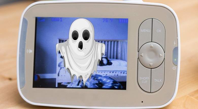 Une tête mystérieuse a heurté l'objectif d'un babyphone