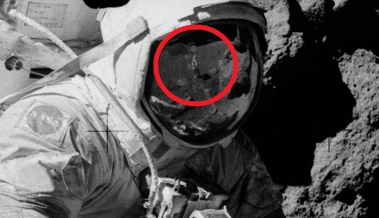 Dans la réflexion sur le casque, l'astronaute a trouvé un homme debout sur la lune en jeans et baskets