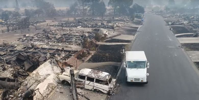 Une étrange voiture postale roule dans une ville californienne incendiée