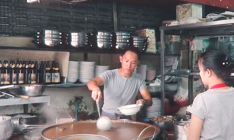 Dans un restaurant thaïlandais, vous pourrez déguster la soupe, qui a 45 ans