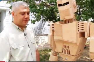 A Zaporozhye, un homme a fabriqué un robot et le planifie