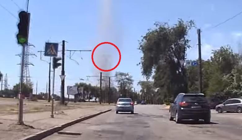 Une tornade s'est formée à Zaporozhye, dans laquelle ils ont remarqué
