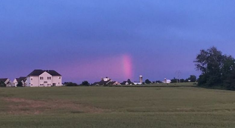 Arc-en-ciel vertical de couleur rouge