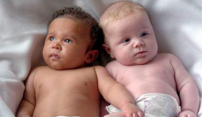 Les Vietnamiens ont donné naissance à des jumeaux de différents hommes