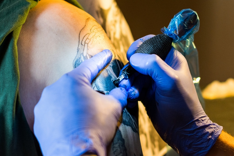 Voulez-vous vous faire tatouer? Les experts préviennent: c'est dangereux.