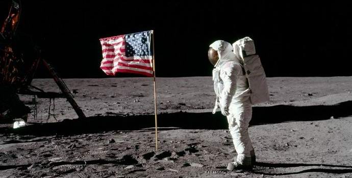 Pendant l'atterrissage des Américains sur la lune, un morceau est tombé du corps céleste?
