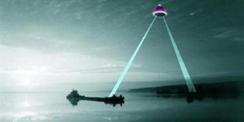 Drone militaire contre un OVNI utilisant un faisceau d'énergie