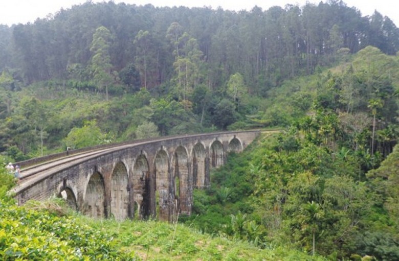 Artefacts mystérieux du passé: pont en arc au Sri Lanka
