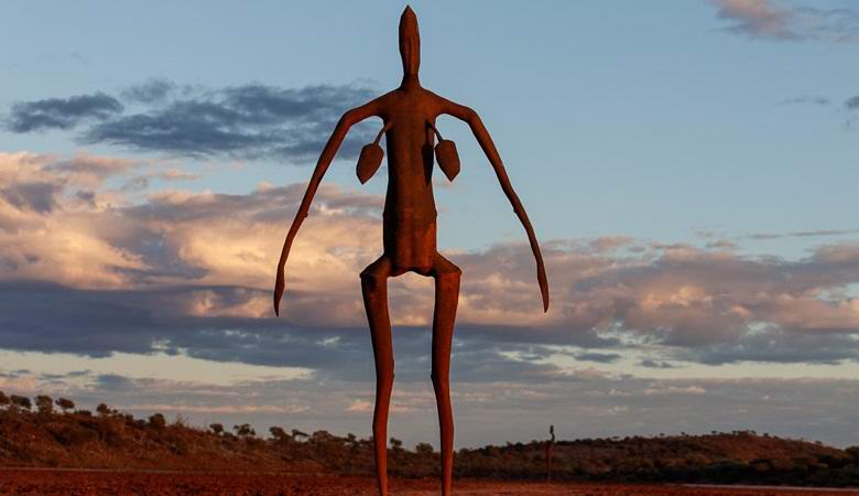 De mystérieuses sculptures sur le lac australien Ballard
