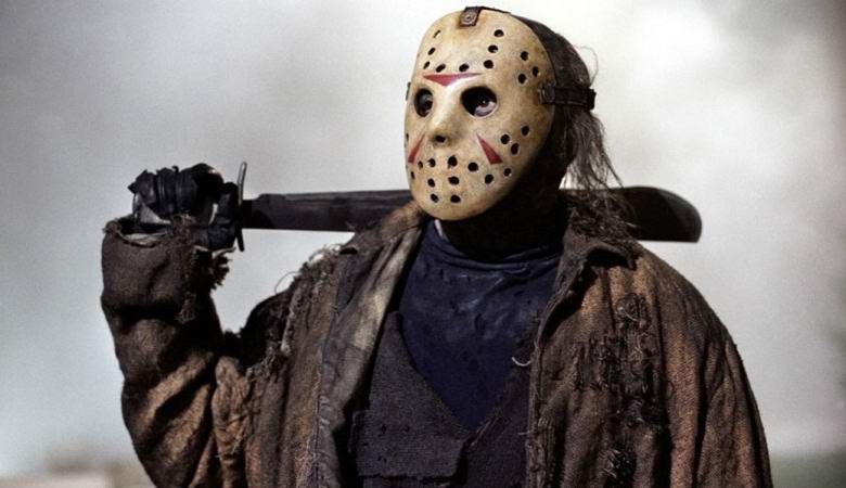 Un mystérieux homme masqué avec une machette fait peur aux Américains