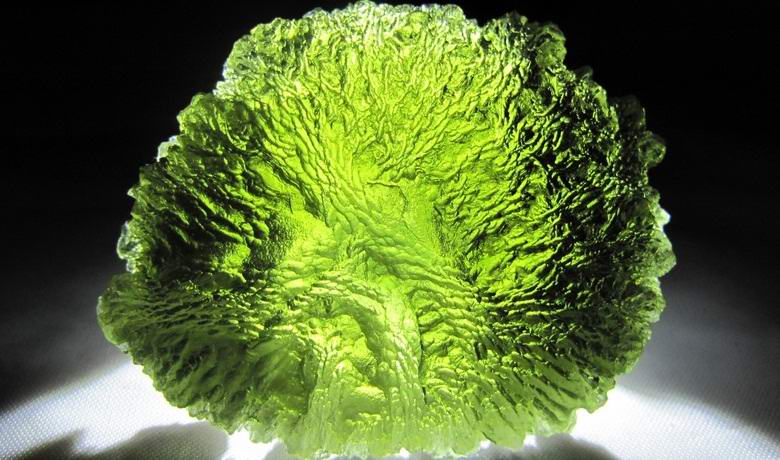 Mystérieuse pierre moldavite, dont l'origine ne peut être expliquée par les scientifiques